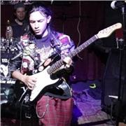 Porfesor de música imparte clases a personas de todas las edades